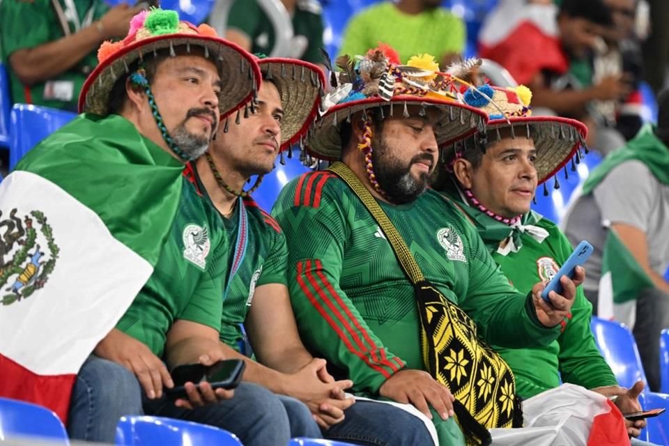 Entre los aficionados mexicanos, hubo quienes lucieron sus emblemáticos sombreros.