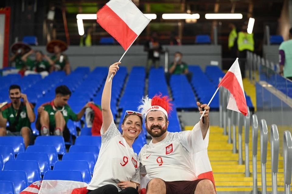 Partidarios de Polonia ondearon sus banderas durante el partido contra México.