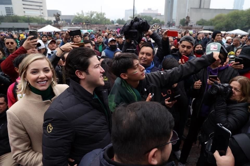 Algunos presentes se tomaron selfies con el Gobernador.