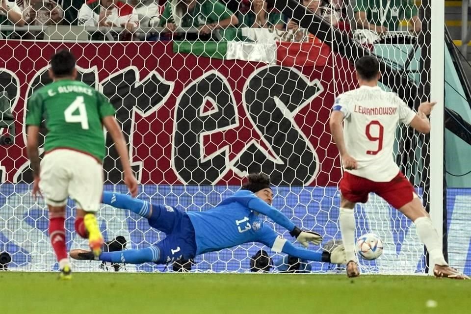 Lewandowski definió de pierna derecha, a la izquierda de Ochoa, quien atajó.