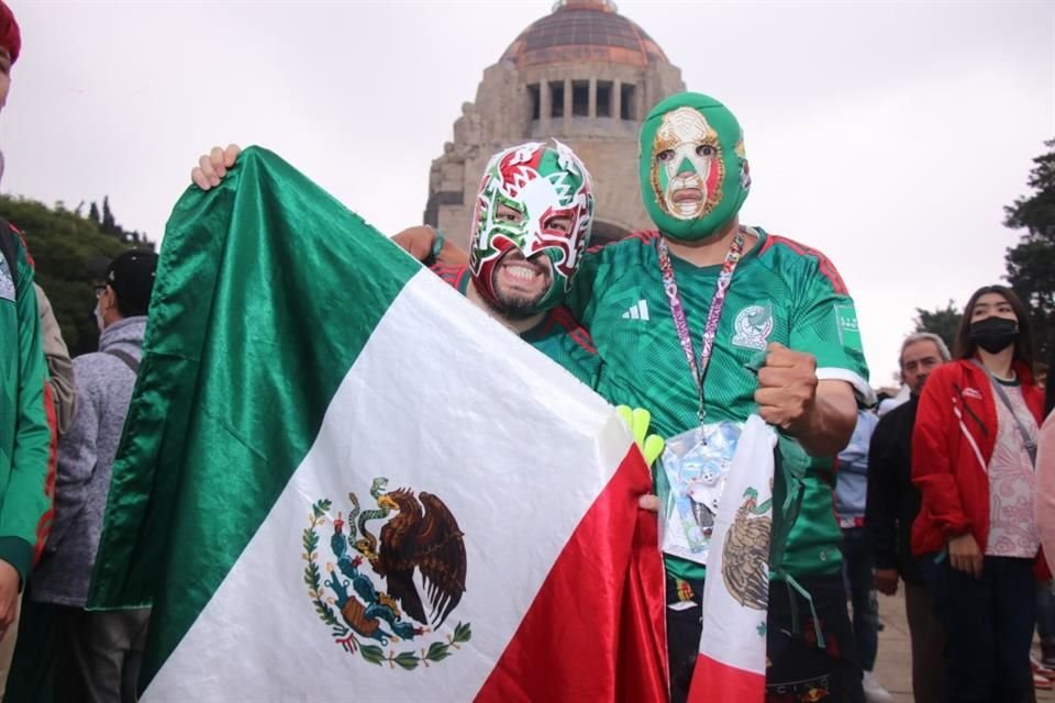 Con máscaras y la playera de México, aficionados se dieron cita en el Monumento a la Revolución.