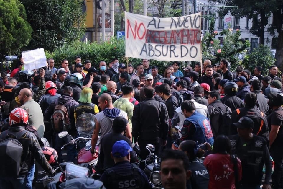 De acuerdo con los manifestantes, no se retirarán hasta que Semovi los atienda.