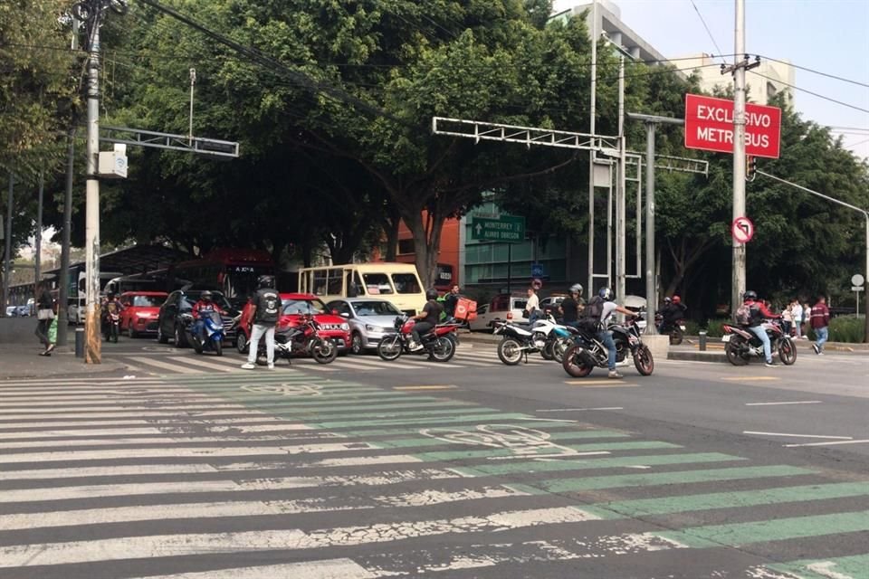 También cerraron ambos sentidos de Insurgentes y Avenida Yucatán.