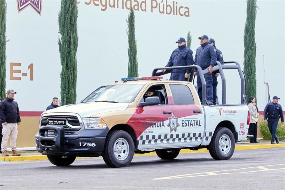 Villarreal entregó las patrullas a los elementos de la recién creada Guardia Estatal.