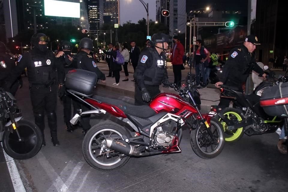 Policías de la Secretaría de Seguridad Ciudadana detuvieron a manifestantes que mantenían cerradas vialidades y aseguraron motocicletas.