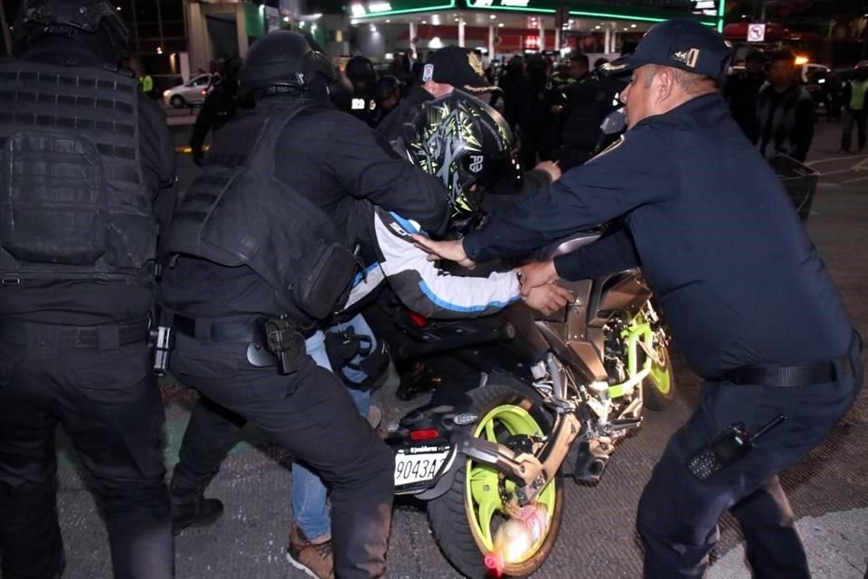 Policías de la Secretaría de Seguridad Ciudadana detuvieron a manifestantes que mantenían cerradas vialidades y aseguraron motocicletas.