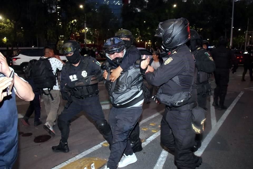 Policías de la Secretaría de Seguridad Ciudadana detuvieron a manifestantes que mantenían cerradas vialidades y aseguraron motocicletas.