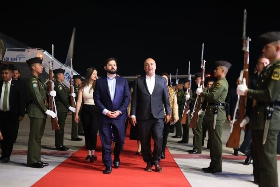 Gabriel Boric, Presidente de Chile, arribó esta noche a México para iniciar una gira de trabajo de dos días en la Capital del País.