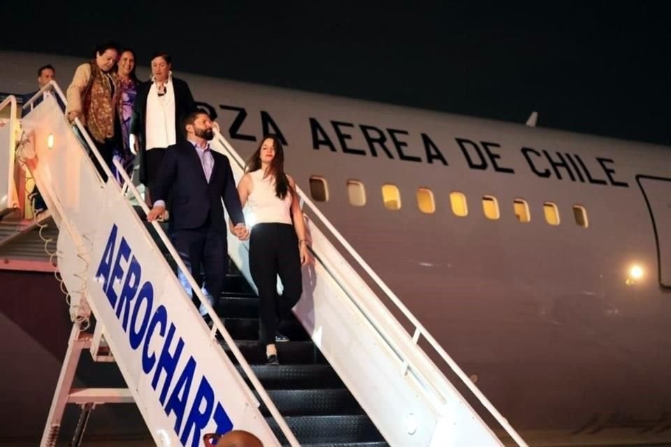 El Presidente Gabriel Boric viajó a México acompañado de su esposa, Irina Karamanos.