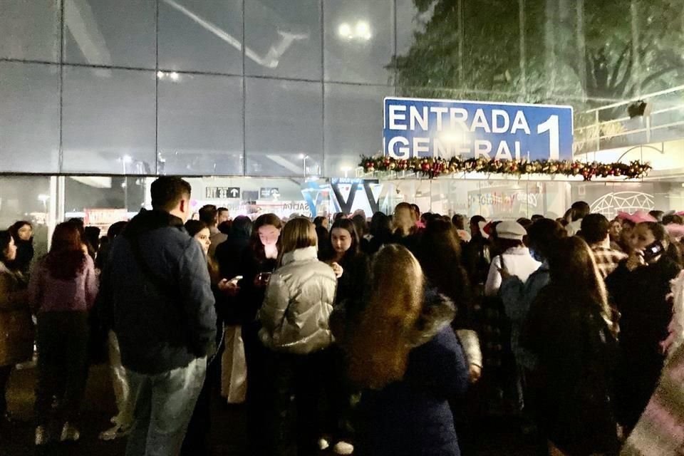 Largas filas se formaron en la Arena Monterrey, ya que se restringió el acceso a las personas con boleto de la Zona VIP Pit por la venta de supuestos boletos falsos.