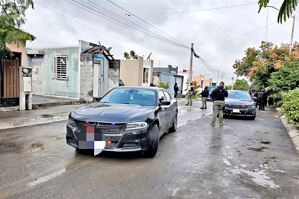 Agentes ministeriales custodian la casa donde se realizó el cateo, en el Fraccionamiento Alborada.