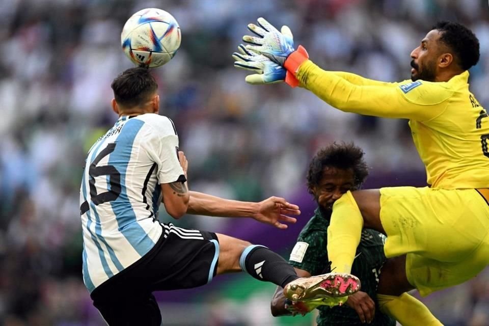El defensa de Arabia Saudita, Yasser Al Shahrani sufrió un rodillazo en el rostro de parte de su compañero, el portero Mohammed Al-Owais, durante el partido contra Argentina.