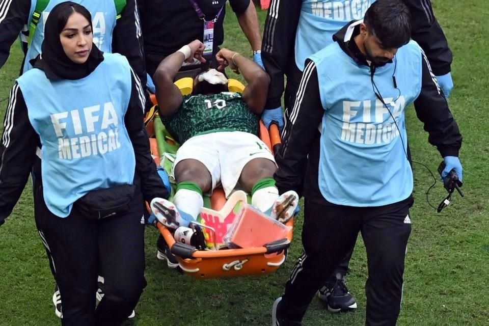 Al Shahrani fue retirado el campo en camilla y llevado a un hospital. Será operado y se perdería el resto del Mundial de Qatar 2022.