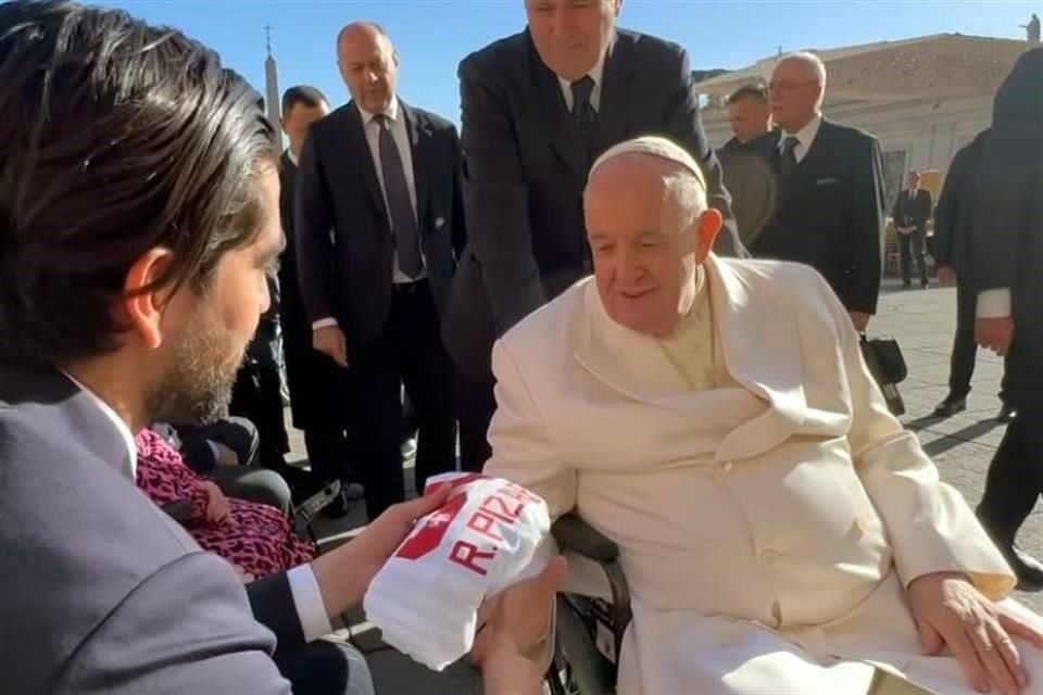 Rodolfo Pizarro le entregó así el jersey de Rayados al Papa Francisco.