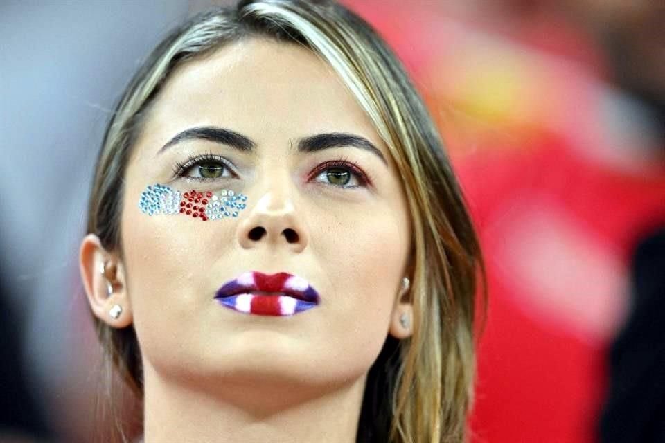 Esta aficionada de Costa Rica llevó los colores de su país hasta a sus labios.