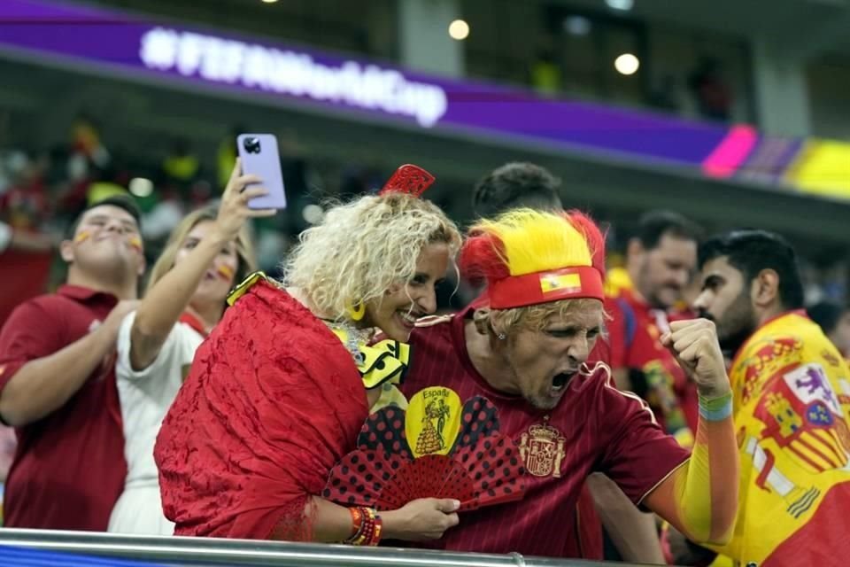 Los seguidores de España en la tribuna también presumían su fiesta.