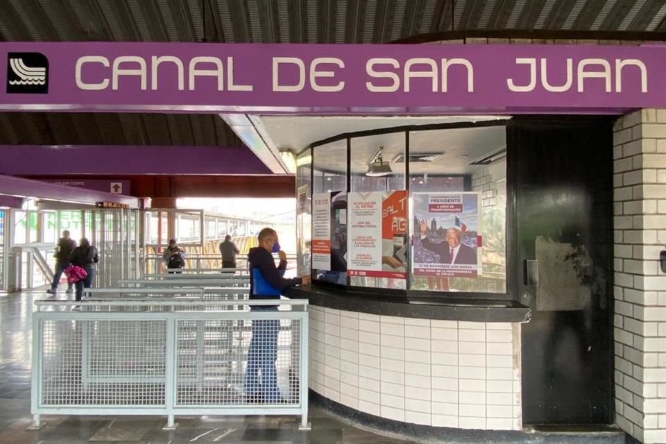 En la estación Canal de San Juan, de la Línea A, hay tres anuncios de plástico colocados en las taquillas.