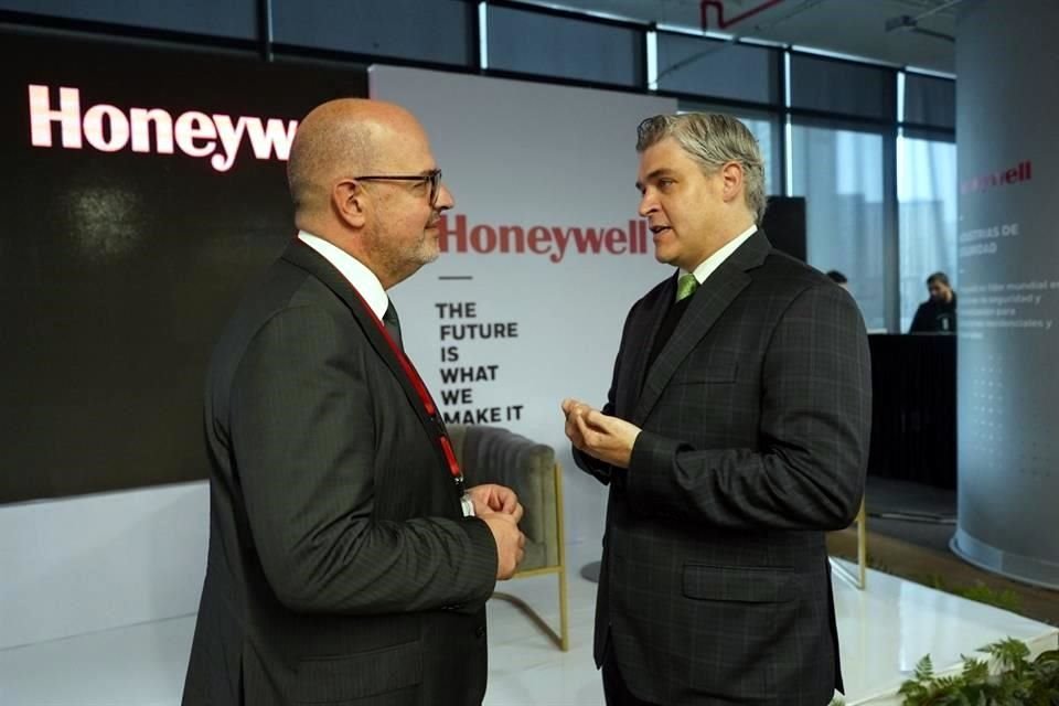 Manuel Macedo (Izq.), presidente de Honeywell para Latinoamérica, y Iván Rivas, secretario de Economía de Nuevo León.