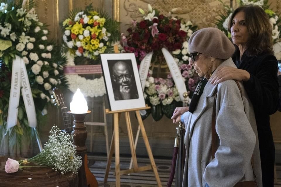 El féretro del trovador fue rodeado de coronas de flores.