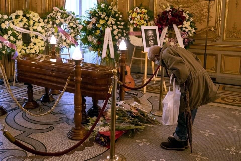 Un hombre hizo una reverencia en señal de respeto hacia Pablo Milanés.