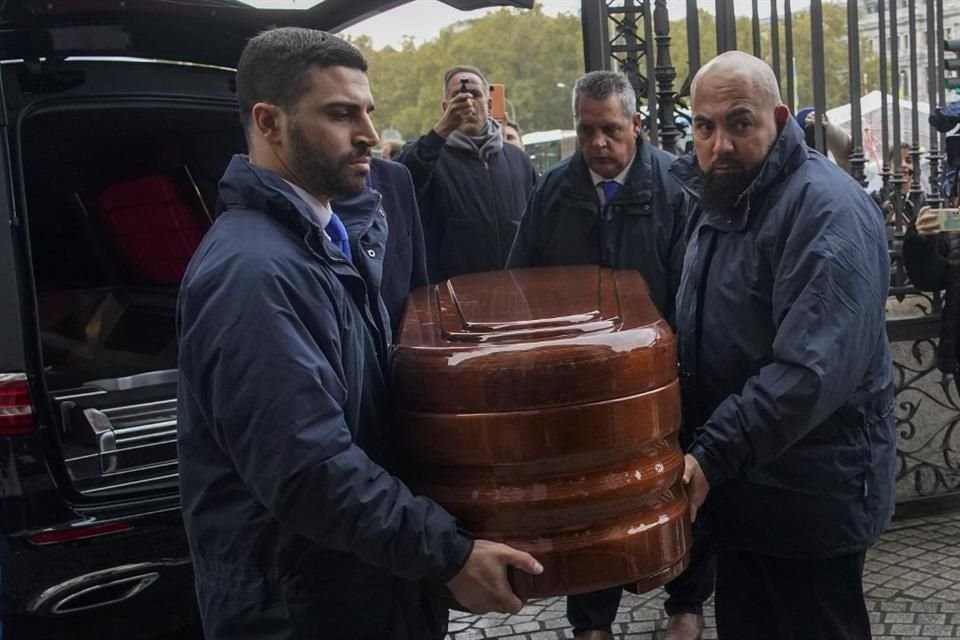 La funeraria se encargó de llevar el cuerpo de Milanés a la capilla ardiente, abierta al público.