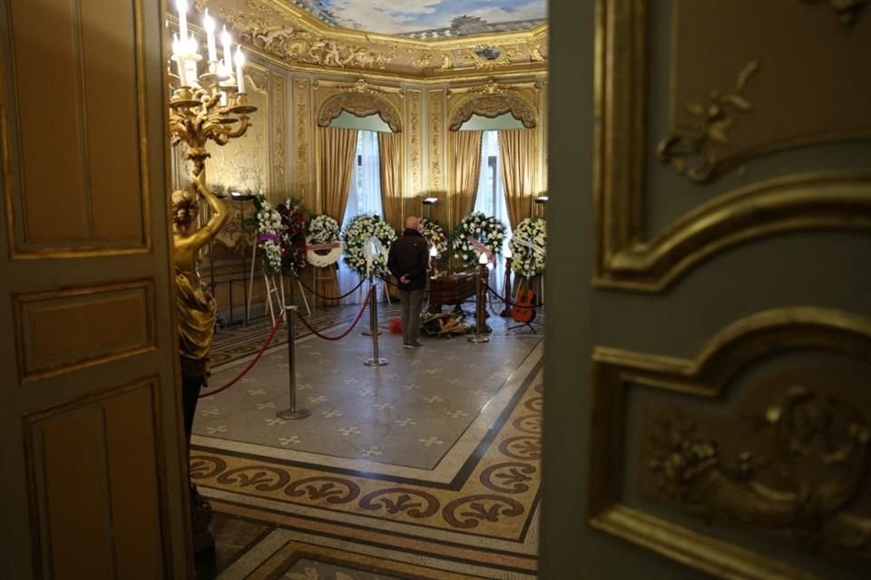 La capilla ardiente fue instalada en el salón Miguel de Cervantes de la Casa de América.