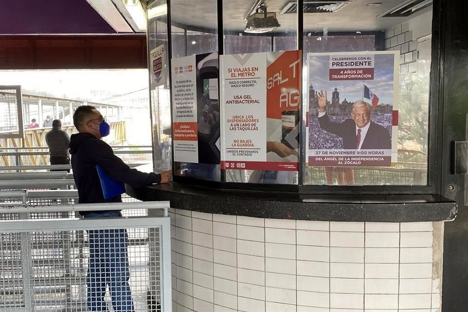 En las instalaciones del Metro fueron colocados cárteles con la imagen del Presidente y una invitación a la marcha del domingo.