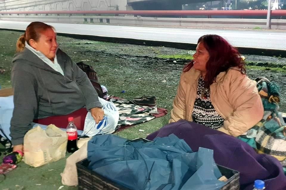 Daniela (izq.), de 39 años, y su amiga Marisela, de 54, viven desde hace dos semanas bajo el puente de Morones y Pío X.