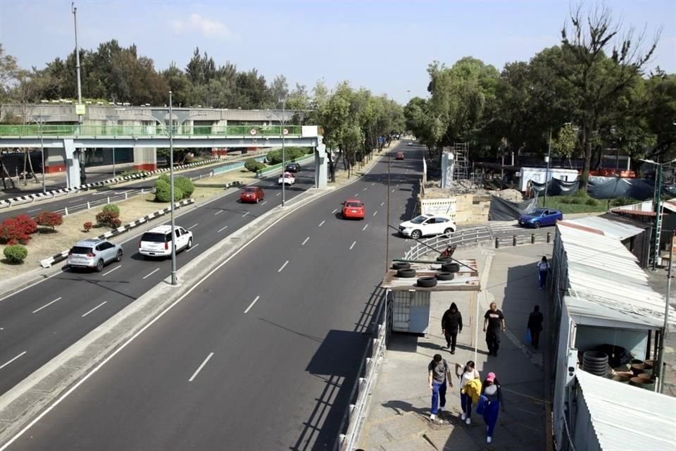 Un puente peatonal que va del Metro Velódromo al Palacio de los Deportes comenzó a ser demolido para su posterior reconstrucción.