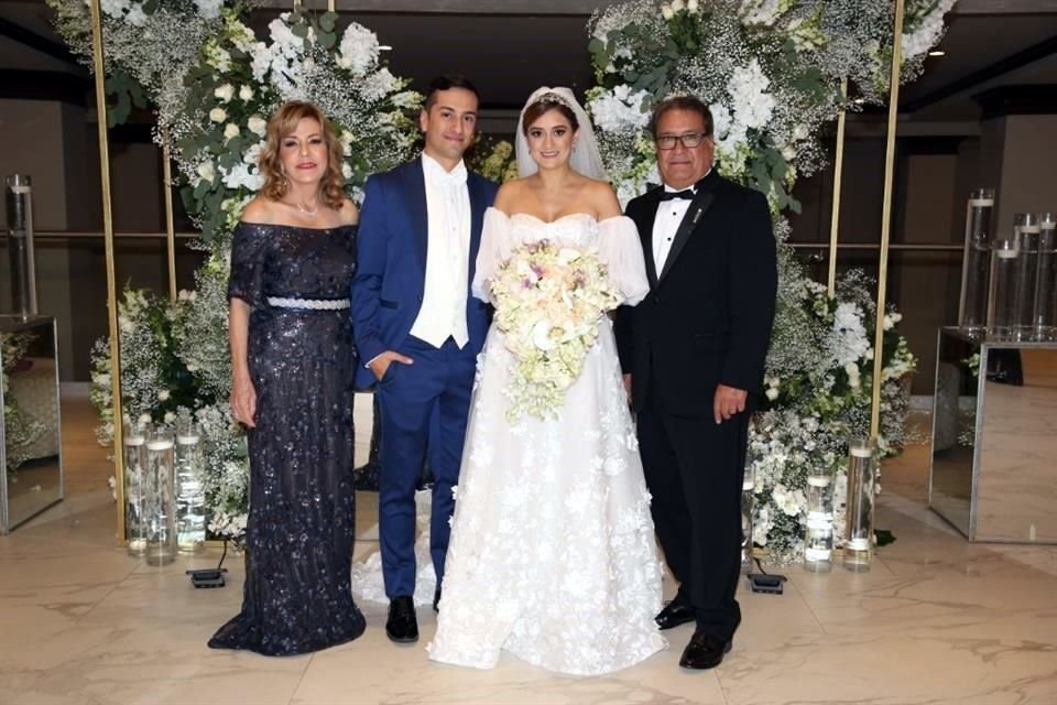 FAMILIA DEL NOVIO Margarita Villarreal Quintanilla, Jorge Luis Padilla Villarreal, Yaressi Astrid Tamez Suárez y Juan Luis Padilla Sención