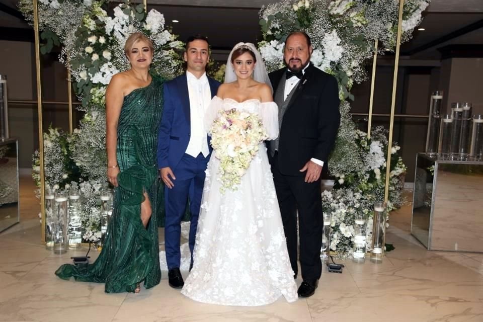 Lorena Suárez de Tamez, Jorge Luis Padilla Villarreal, Yaressi Astrid Tamez Suárez y Everardo Tamez Cazares