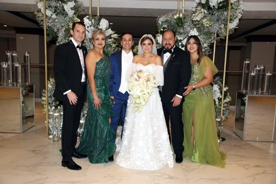 FAMILIA DE LA NOVIA Yair Tamez Suárez, Lorena Suárez de Tamez, Jorge Luis Padilla Villarreal, Yaressi Astrid Tamez Suárez, Everardo Tamez Cazares y Yoselin Tamez Suárez