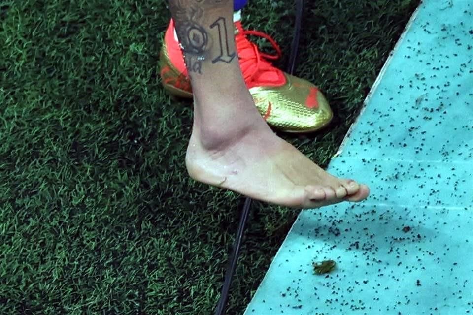 El tobillo derecho de Neymar lució inflamado.