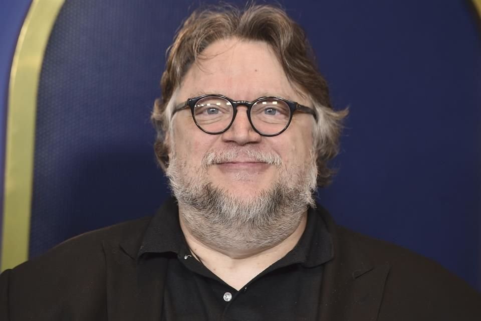 Guillermo del Toro mostró su desconcierto a través de redes sociales porque la cadena de cines Cinemex no proyectó 'Pinocho'.