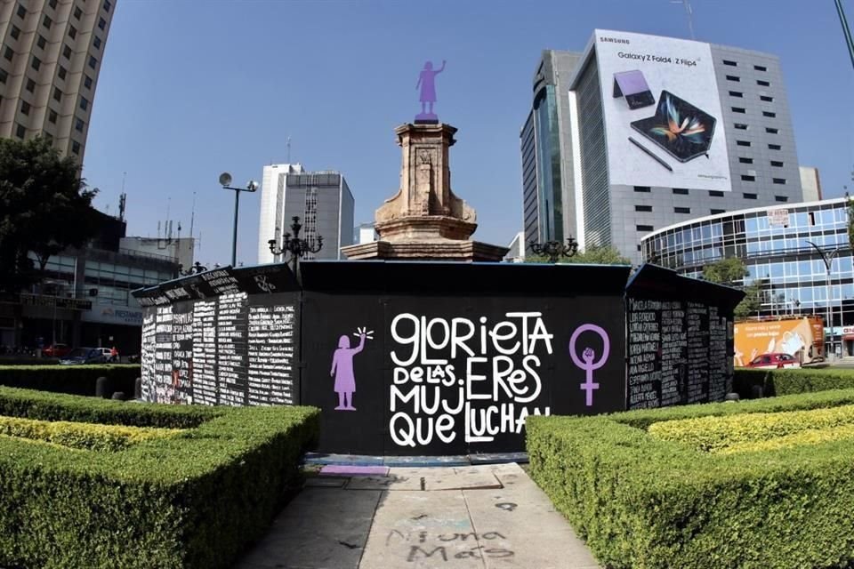 Personal del Gobierno de la Ciudad de México interviene la Glorieta de las Mujeres que Luchan, para instalar la escultura de Amajac.