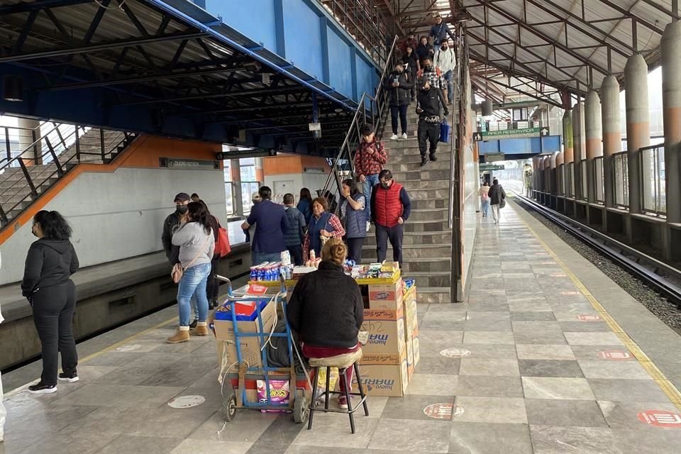 Comerciantes informales se instalan frente a policías en la Línea B del Metro, aunque Guillermo Calderón aseguró que ya no hay ambulantes.