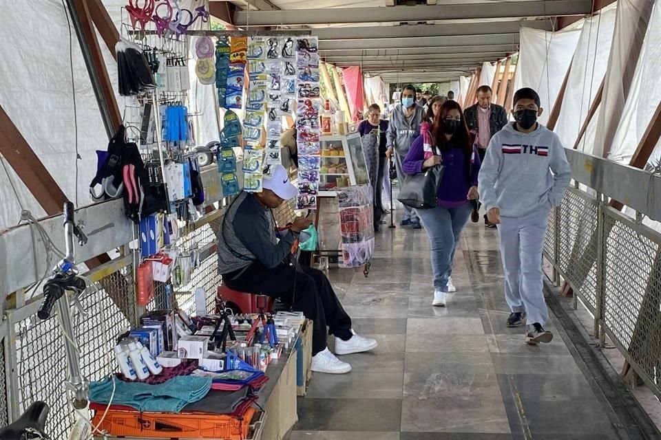 Comerciantes informales se instalan frente a policías en la Línea B del Metro, aunque Guillermo Calderón aseguró que ya no hay ambulantes.