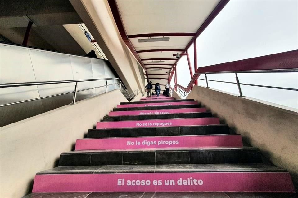 Coloca Metrorrey frases contra el acoso.
