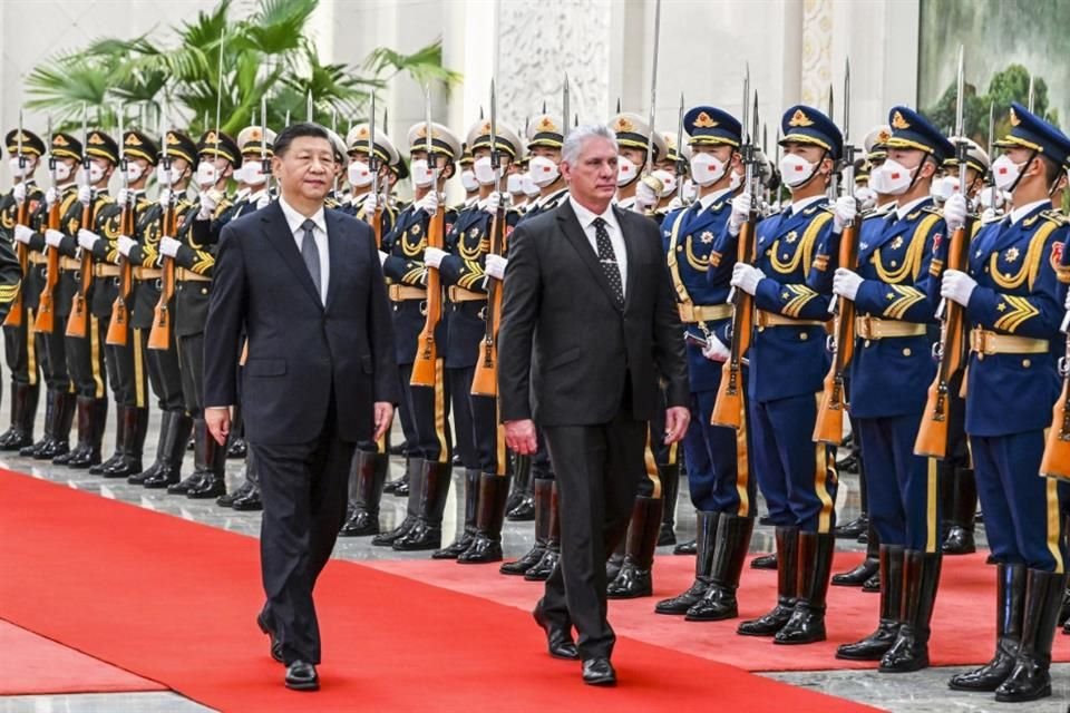 El Presidente de China, Xi Jinping, y su homólogo cubano, Miguel Díaz Canel, pasan revista a una guardia de honor durante una ceremonia de bienvenida en el Gran Palacio del Pueblo en Beijing.