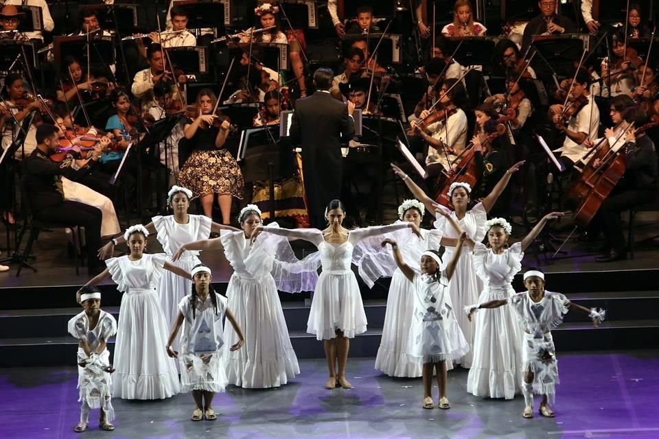 La primera bailarina Elisa Carrillo llevó a escena una coreografía junto con integrantes del Semillero Nacional de Danza.