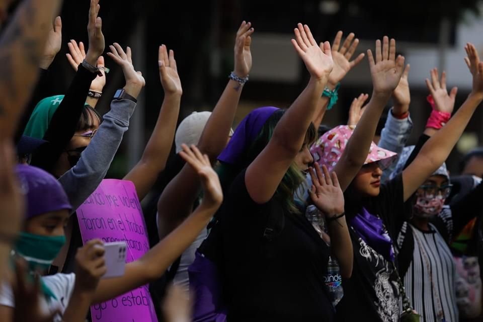 'Hoy alzamos la voz por las que ya no están', gritan las mujeres en el 25N.