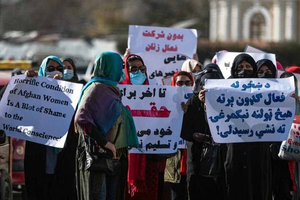 Mujeres en Kabul sostienen pancartas durante una protesta exigiendo que sus derechos sean reconocidos.