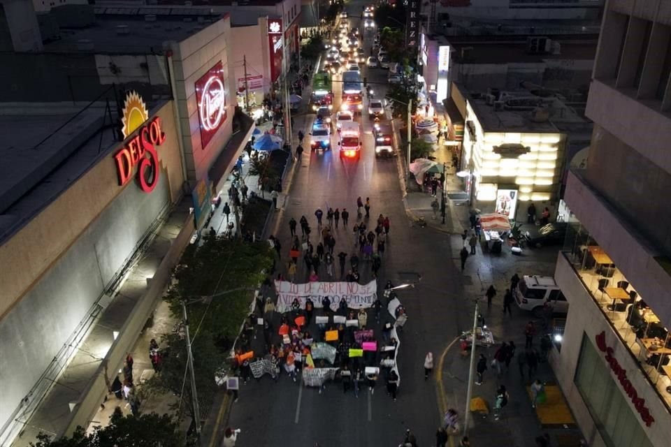 Debido a la manifestación y ante la presencia de patrullas de Monterrey custodiando el contingente, diferentes vialidades fueron cerradas.