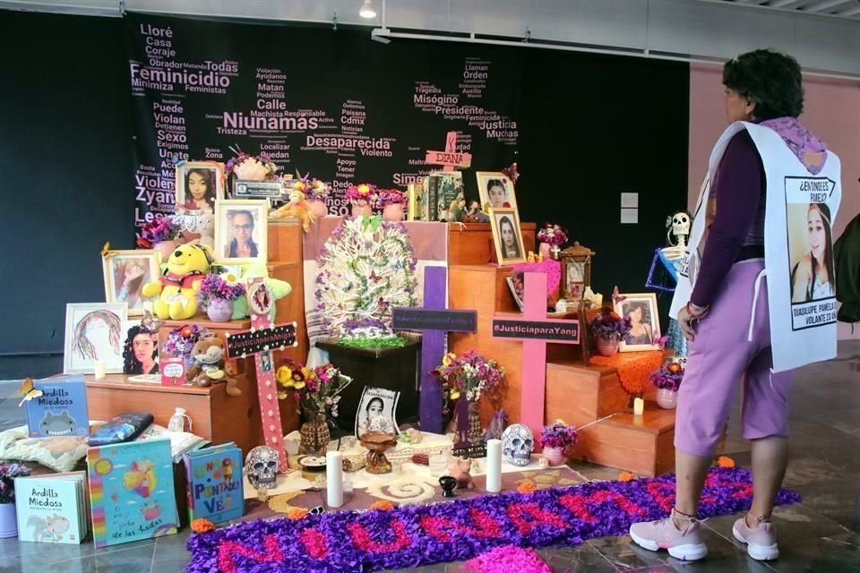 En el Centro Cultural Universitario Tlatelolco también se instaló un altar para recordar 'Ni una más'.