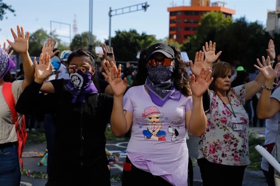 La marcha fue abanderada por un grupo de madres que perdieron a sus hijas a manos de feminicidas.