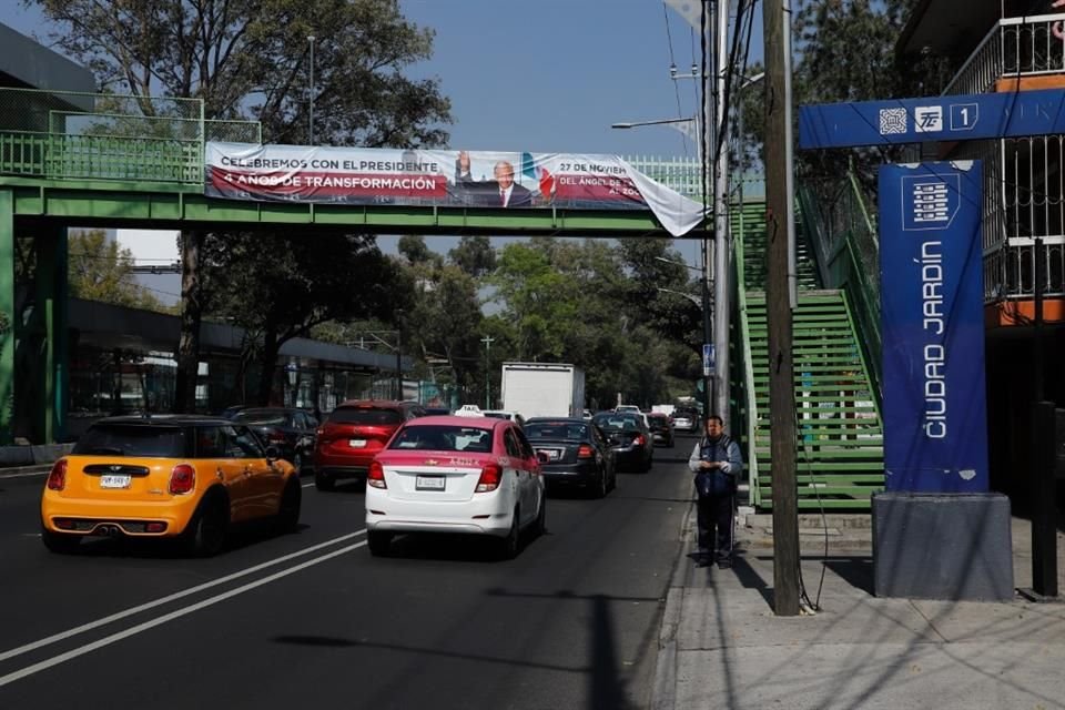 Una propaganda fue colocada en el puente peatonal de la estación del Tren Ligero Ciudad Jardín, en Calzada de Tlalpan.