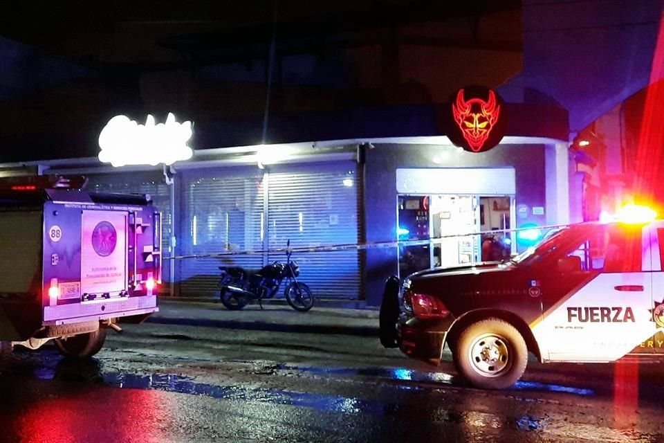 El hecho fue alrededor de las 21:15 horas cuando estaban seis empleados y un cliente dentro del negocio Diablos Barber Shop, ubicado en Avenida de los Astros y Fénix.
