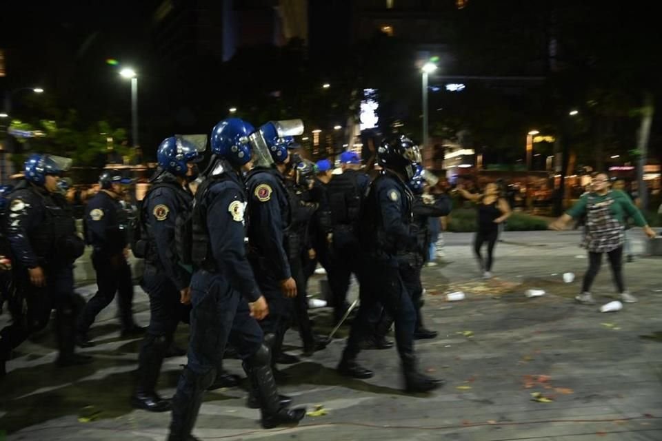 Alrededor de las 18:40 horas, policías arremetieron contra los puestos de comida y artículos de temporada para ser retirados de la vía pública.