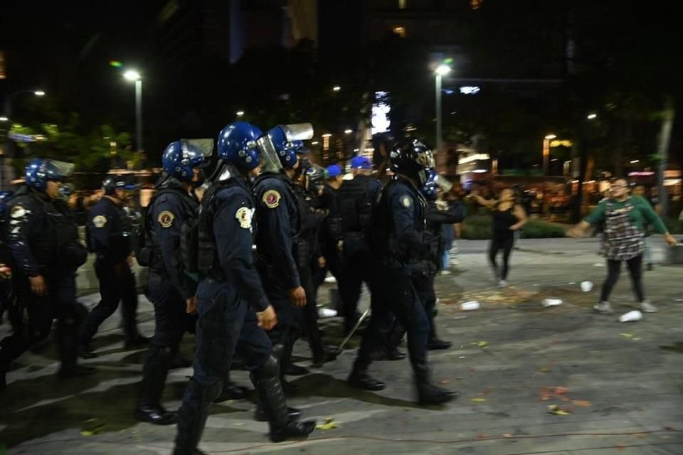 Alrededor de las 18:40 horas, policías arremetieron contra los puestos de comida y artículos de temporada para ser retirados de la vía pública.