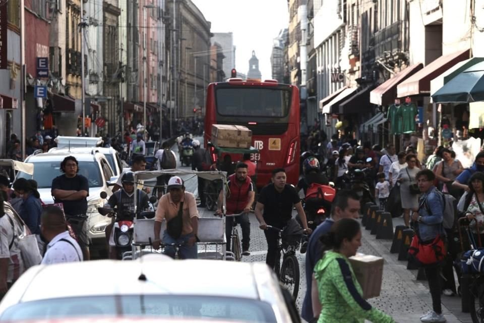 Motociclistas y ciclistas recorren en sentido contrario el carril, provocando el riesgo de un accidente.